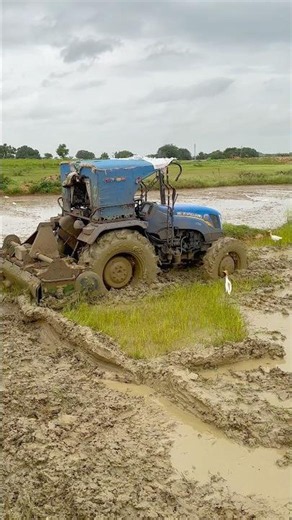 New Holland 4wd tractor working in mud #shorts #trending #tractor