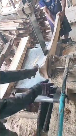 The process of sawing teak, mahogany and rubber wood for block materials #shorts #wooddesigner #wood