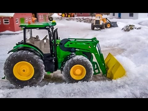 RC tractor John Deere front loader tractor working in the snow! Siku Control fun!