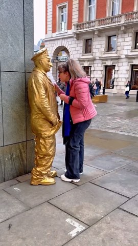 This time I changed the strategy. #livingstatue #prank