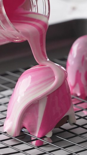 Nostalgic snacks to a fancy dessert! The most intense this-to-that we've ever done!! 🔥😍 #thistothat #nostalgia #90ssnacks #nostalgicsnacks #mirrorglaze