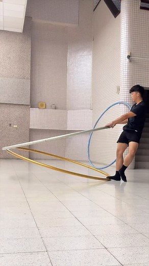 無聲的太極圖。 @thewild_circus_art #cyrwheel #taiwan #circus #achen #cirquedusoleil #twins 🖤⚫️🍬 | 環舞藝術家-陳萱丞 Achen