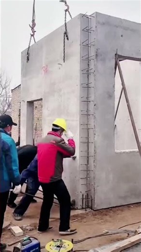 Hoisting process of prefabricated walls of houses