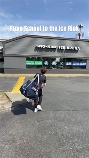 School-Hockey balance #hockey #hockeyshorts #icerink#snoking#hockeybros#hockeybrothers #bauer#ccm
