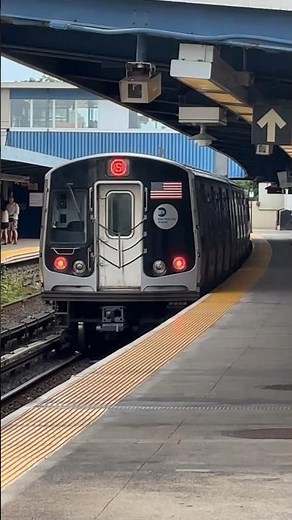 R179 (S)huttle train departs Broad Channel