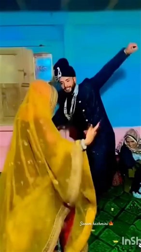Kashmiri Bride & Groom Dancing💃#wedding #kashmiriwedding #dance #danceshorts #viral #shorts #trend