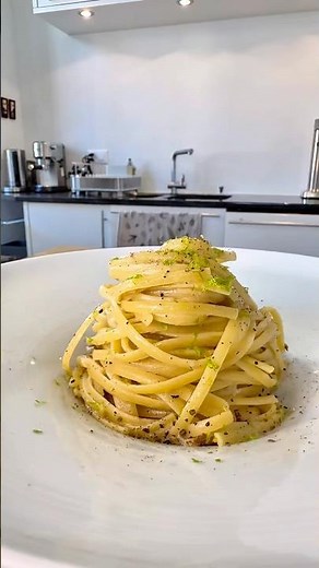 Creamy gorgonzola pasta with lime zest 💙🧀 A bold and easy summer comfort dish!