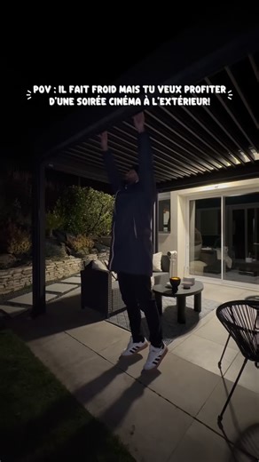 Grâce à ma pergola et ses rideaux latéraux, je profite enfin de vraies soirées cinéma en plein air, dans un confort absolu, même quand il fait frais. Qui d’autre rêve de transformer son extérieur en salle de ciné toute l’année ? #pergola #amenagementexterieur #soiréecinémaextérieure | Deco and vibes