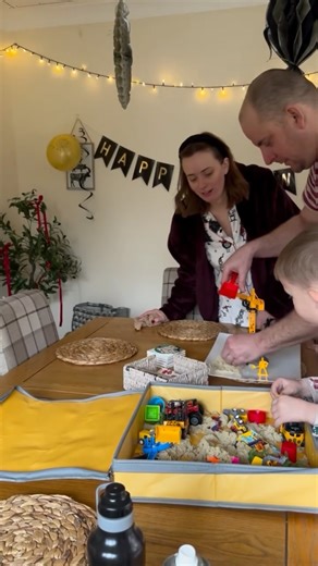 Stephanie Cox🤍 Lifestyle, Foodie, Motherhood on Instagram: "I would say a little speed clean but there is nothing speedy about me this morning 😅 but I needed to get it done so I could relax for the rest of the day 👏🏻 Now just to build up the motivation to take down the Christmas decorations 😆 #cleanwithme #homereset #cleaningmotivation #familyhome #dailyvlog"