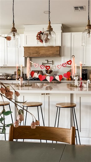 Kristi + Kelli ⌂ Lolly Jane on Instagram: "These party posts are genius 🙌😍 Comment PARTY for a link! Love easy decor that works year-round without extra clutter. These let you invest once then swap ribbons, banners or buntings for every season, holiday or celebration. Perfect if you don’t have a mantel but still want a styled moment in your kitchen, dining space, entryway, etc. Style shown: 24” Gold Heavyweight Save 10% with code LOLLY ✨ Brand: @partyposts_official #holidaydecor #partyposts #v