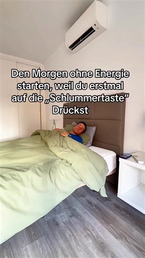 Tommaso | körperliche mentale Gesundheit | Mobilität | Energie on Instagram: "Den Morgen ohne Energie starten, weil du erstmal auf die „Schlummertaste“ Drückst? Dein Erster Blick geht aufs Handy? Du brauchst 5 Kaffee um wach zu werden? Probiere es mal damit: -aufwachen nachdem ersten klingeln 📲 -leichte lockere Übungen um den Körper zu aktivieren 💪🏼 -2-3 Atemzüge an der frischen Luft 🧘🏻‍♂️🧘‍♀️ -1 großes Glas Wasser um deinen Körper wieder zu hydrieren 💦 -Geniese 5 Minuten Ruhe und gehe in