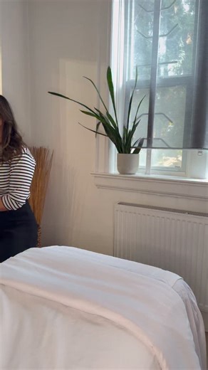 The FIX Method | Facial Massage Program on Instagram: "Comment “BED” and I’ll send all the links to this exact setup✨ One of the most common questions I get from skin therapists is: “How do you set up your treatment bed?” Here’s the truth: the bed sets the tone before you ever touch the face. The moment your client lies down, their nervous system decides if they feel safe, supported, and ready to receive. And yes… you can create that feeling for under $600. You’re not just warming them up for a