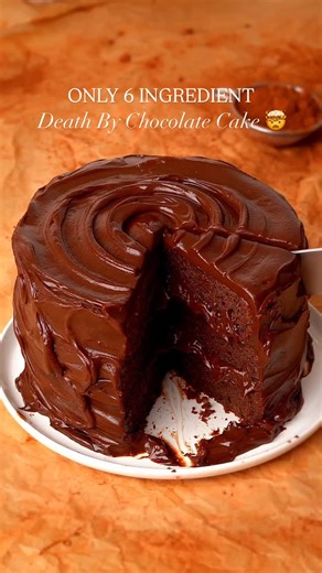 Emma Wills | Bakery-style dessert & baking recipes with a twist on Instagram: "Secret 6 Ingredient Death By Chocolate Cake 🤯🍫 This no fuss chocolate cake is made with only 6 Ingredients, all other cakes will become dead to you...see what I did there...anywhooooo 😂 This cake is super moist and smothered in a glossy chocolate ganache which is soooo much easier than making chocolate buttercream icing. 😍 👉Comment CAKE and I’ll send you the link to this premium recipe #chocolatecake #chocolatefu