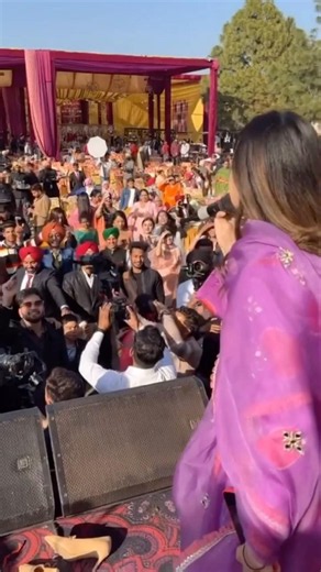 Nimrat khara live show fan pyar 🥰😍 #nimratkhaira #sunandasharma #concert #lifeisbutadream #live