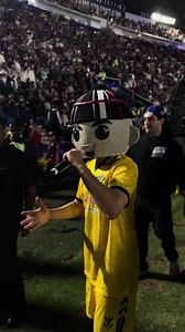 Entrenando para el Mundial: Chuyin jugando fútbol