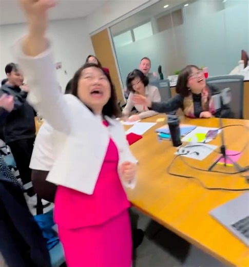 604tv on Instagram: "Billionaire mall owner Weihong Liu—also known as Ruby Liu—has signed a deal to take over 28 Hudson’s Bay store leases across BC, Alberta, and Ontario, with plans to transform them into “modern department stores” under the name New Bay. Her company, Central Walk, says the revamped locations will focus on immersive shopping, intergenerational connection, and rehiring former HBC staff. The deal still needs court and landlord approvals. Liu shared the signing on Chinese social m