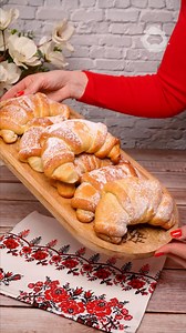 🥐🌱 Cornuri de post cu magiun 🍯😋 Pufoase, aromate și umplute cu magiun delicios 💛 #reteta #retetarapida #prajiturarapida #prajitura #retetazilei #cornuri #magiun #gem | Rețete Delicioase