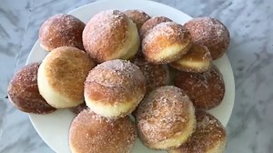 697K views · 15K reactions | Recette de Beignets au Sucre. Très léger! Un délice Ingrédients: 500g farine 1 œuf 200ml eau tiède 2 sachets de sucre vanille 100g de yaourt vanille Zeste de citron 30g de sucre 30g de beurre mou 1 sachet de Levure chimique 8g de Levure boulangère sèche 1 Pincée de sel | Deli Cuisine | Facebook