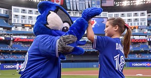 Rogers Centre: ✔️ Welcome to Canada, Hailey Dawson! #HaileysHand | Toronto Blue Jays