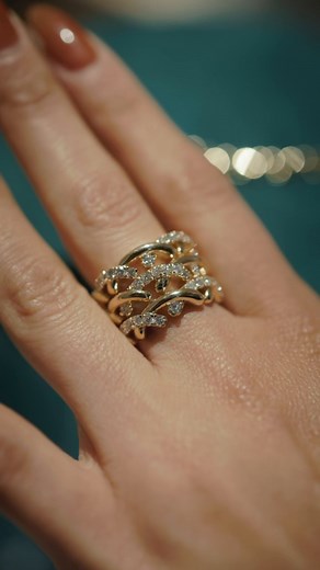 7.6K views · 21 reactions | This holiday, give something that captivates them. At Jared we're here to help you find the gift that will leave them (or yourself) speechless.   : @vlfuller Shop Holiday Gifts: https://ms.spr.ly/6180tpMWu | Jared Jewelers | Facebook