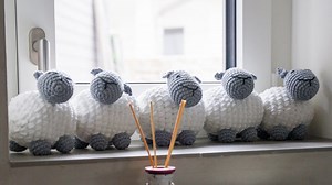 ARD-Buffet: einfach kreativ: Zugluftstopper-Schäfchen häkeln