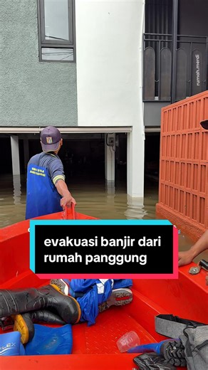 Hari kedua banjir pada 23 Januari 2026, akhirnya evakuasi dari rumah panggung sekitar jam 11 pagi, karena listrik udah padam (gardu terendam), doain rumah panggung ini bisa terus berproses (punya solar panel kek gitu wkwk). Lanjut, malamnya jam 11an gue balik ke rumah karena udah mulai surut (selutut). Sebenernya kalo gamau ngungsi juga gapapa, tapi gue pengen jalan2 liat dunia luar. Oya, sore ini (24 Jan 2026), sudah benar2 surut dengan lumpur setebel dosa. Semoga ini jadi pertanda baik untuk h