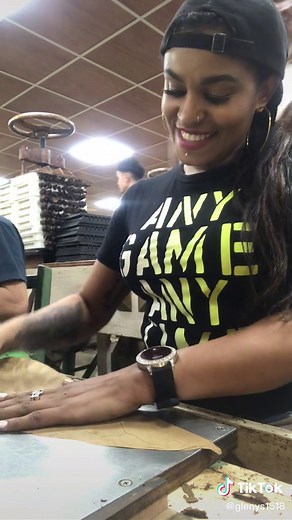 Cigar Rolling Techniques in a Workshop Setting