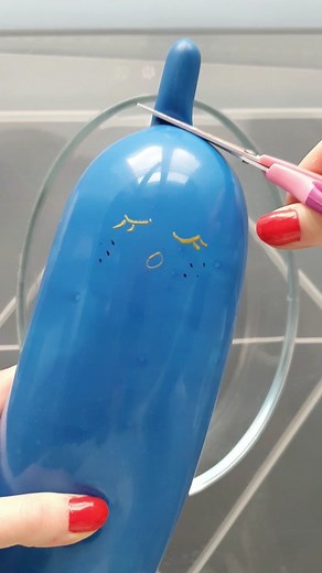 Creative Balloon Art: Mixing Colors with Scissors