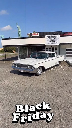 CRAZY BLACK FRIDAY tilbud - 🇺🇸🇺🇸SOLGT🇺🇸🇺🇸 🚗1960 Mercury Park Lane – 2-Dørs HardTop Coupe 💥 430 cui V8 – Masser af bundtræk 💥 Automatgear – Lækker, glidende kørsel 💥 Stor, sjælden og megaflot FULLSIZE cruiser Du finder ikke en Park Lane i denne stand til denne pris igen. Perfekt til samleren, entusiasten eller dig der vil eje noget helt unikt. 👉 Først til mølle! Send DM eller ring NU før den ryger! #BlackFriday #ClassicCar #MercuryParkLane #V8Power #AmericanCarsDK #TilSalg #CruiserLi