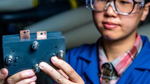 Scientists shrink flow battery to card-size for faster energy storage