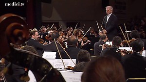 [TO BEAT OR NOT TO BEAT] Daniel Barenboim’s is at one with his West-Eastern Divan Orchestra and they play differently if he stands up straight, or bends forward! Watch them influenced by every movement of the maestro 🤩 http://bit.ly/BarenboimWEDO_Ramallah | medici.tv