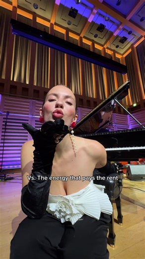 Plot twist: we contain multitudes. Em 💋🎙️ #jazzsinger #americansongbook #musicianlife #jazzmusician #jazztok