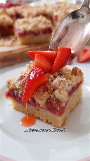 Gluten-free strawberry crumb cake 🍓🫶 It's SOOO GOOD, with a soft, tender lemon cake, a layer of juicy strawberry filling and lots of crisp, buttery crumble on top – and it's really easy to make!! [GLUTEN-FREE] Recipe: https://theloopywhisk.com/2025/07/26/gluten-free-strawberry-crumb-cake/ #strawberrycake #crumbcake #strawberry #cake #glutenfree #baking #dessert #recipe | The Loopy Whisk