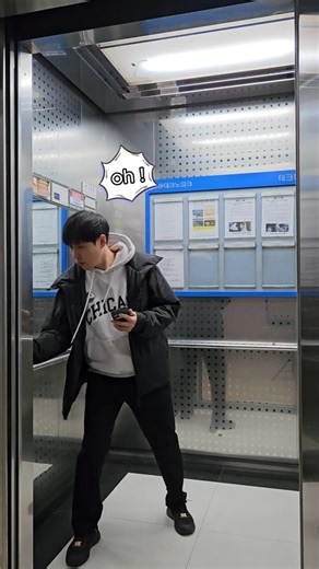 POV: Strong woman energy in the elevator #fyd #elevator