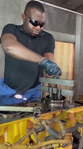 Caterpillar c18 engine cylinder liner removal.