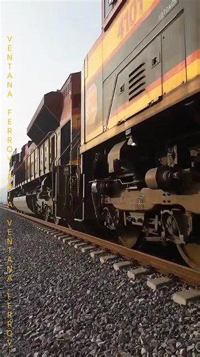 Siempre Se Utiliza Un Refuerzo Al Final Del Tren Y Asi Poder Vencer El Gradiente De 2.7 % En Promedio Entre Estación Leal En Escobedo Y Estación Benjamín Méndez En Carneros, La Gran Diferencia De Altitud Sobre El Nivel Del Mar Es De 1060 Metros. Aquí En El Video Lleva Dos Locomotoras Líderes En Formación Elefante Y Dos Locomotoras Remotas En Formación Elefante Invertida, Todas Trabajando En Máxima Potencia En PLENA PENDIENTE. Pasando Por El Libramiento Ferroviario Monterrey García Nuevo León Méx