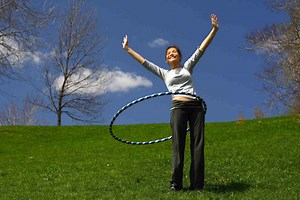 Hula Hoop: i benefici che non ti aspetti usando il cerchio 5 minuti al giorno