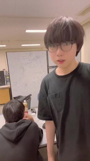 大学研究室の夜の踊り手