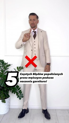 5 Częstych Błędów popełnianych przez mężczyzn podczas noszenia garnituru! 👔 1️⃣ Niedociągnięty krawat – Detal ma znaczenie! Upewnij się, że krawat jest starannie zawiązany i idealnie dopasowany do kołnierza. Niedociągnięty krawat to ogromny błąd w stylizacji. 2️⃣ Zapinanie wszystkich guzików w kamizelce czy marynarce – Dolny guzik w marynarce i kamizelce zawsze powinien być rozpięty. Daje to większy komfort i lepszy wygląd sylwetki. 3️⃣ Tylne szlice marynarki – Pamiętaj, aby tylne szlice maryna