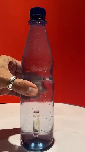 Mini-U-Boote zum Selbermachen! 🌊🌊🌊🌊 Durch den Druck auf die Flasche wird der Innendruck in der Flasche erhöht, die Luft im Mini-U-Boot wird zusammengedrückt, Wasser strömt nach, das kleine Boot wird schwerer und sinkt. 💨💨💨💨💨 Der Trick dabei: Luft kann zusammengedrückt werden, Wasser nicht. Im U-Boot werden Lufttanks mitgeführt, die je nach Tauchvorgang mit Luft zum Auftauchen oder Wasser zum Abtauchen gefüllt werden können. 🤿🤿🤿🤿🤿🤿 Unsere physikalisches Spielzeug trägt den Namen „K