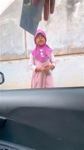 Menetes air mata ini, melihat anak sekecil itu mencari uang di jalanan #shorts