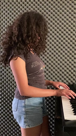 Yamaha PSR F51 Keyboard - Perfect for Music Lovers