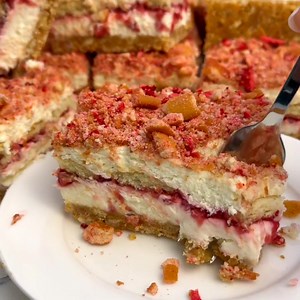 These No-Bake Nilla Wafers Strawberry Shortcake Cheesecake Bars are out of this world 🍓 This recipe is so easy to make and perfect for spring baking 😋 Find Nilla Wafers at your local Walmart and enjoy! ❤️ #NillaWafersatWalmart #SpringBaking | The Squeaky Mixer