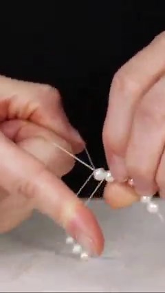 Le nouage des perles est une technique utilisée pour protéger les bijoux en perles de l‘usure causée par le frottement direct entre les perles. Dans cette technique, chaque perle est attachée individuellement à la perle voisine par un nœud, ce qui empêche les perles de frotter l’une contre l‘autre. Cela permet de protéger les perles contre les dommages, de conserver leur éclat et de prolonger la durée de vie du bijou en perles. #perles #colliers #diygifts #lesperles #perledeaudouce #noeud #noeud