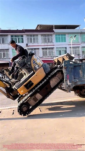 Small Excavator Descent From Truck Bed | Smooth Safe Operation