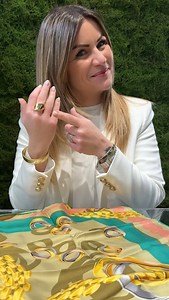 🧣Un anello, un foulard e un tocco di creatività! ✨ A volte basta davvero poco per rendere un look più sofisticato. Un trucco che adoro? Usare un anello per fermare il foulard! Basta infilarlo nel tessuto e in pochi secondi l’outfit acquista un’eleganza unica. Piccolo consiglio: se temi che l’anello possa scivolare, inserisci un elastico alla base prima di far passare il foulard. Rimarrà nascosto ma farà da spessore, garantendo una tenuta perfetta. Provalo anche tu e dimmi cosa ne pensi! 💫 📍Gi