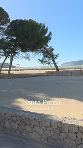 A bright sunny day in Santa Ponsa on Mallorca, where the light reflects across the turquoise sea and the horizon feels wide and endless. Mallorca shows its most beautiful side today. A slightly stronger wind moves through the bay, refreshing the warm air and giving the coastline that special energy you only experience on Mallorca. The waves roll calmly onto the sandy beach of Santa Ponsa, one of the most inviting beaches on Mallorca. The water shines in deep turquoise colors, almost glowing unde