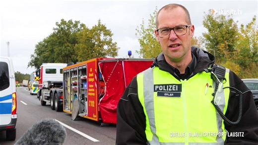 Schwerer Unfall mit Todesopfer auf der A13 Heute früh kam es gegen 07:00 Uhr zu einem schweren Unfall auf der A13. In der Nähe der Ausfahrt Lübbenau waren drei LKW in einen Auffahrunfall verwickelt. Ein LKW-Fahrer starb am Unfallsort. Videomaterial: Blaulichtreport Lausitz #unfall #lkw #autobahn #lausitz #lübbenau #A13 #Polizei #feuerwehr | lausitz.tv