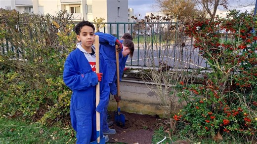 Des élèves du collège Gérard-Philipe de Soissons agissent pour la biodiversité en plantant une haie