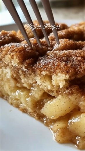 Apple Snickerdoodle Dump Cake 🍎🍰 Ingredients 📝 1 box snickerdoodle cake mix 2 cans (21 oz each) apple pie filling 1 cup unsalted butter, melted 1 teaspoon ground cinnamon 1/2 teaspoon ground nutmeg 1/4 cup chopped pecans (optional) Whipped cream or vanilla ice cream for serving (optional) Directions 📌 Prepare the Pan: Preheat oven to 350°F (175°C). Grease a 9x13-inch baking dish with butter or nonstick spray. Layer the Apples: Spread both cans of apple pie filling evenly across the bottom of